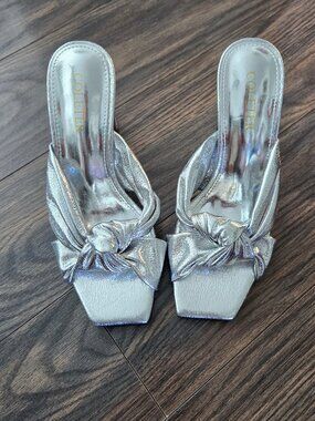 COLETER Slip-On Metallic Silver Faux Leather Knotted Slides NWOT/SIZE 6